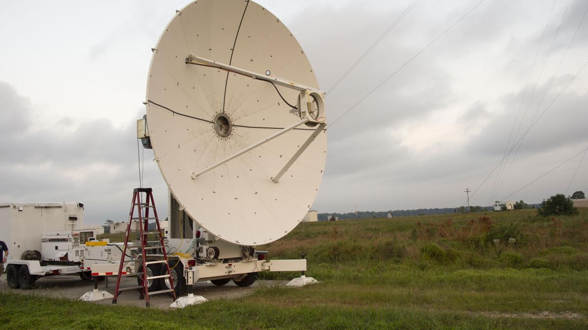 Un transmisor de microondas parabólico apunta a una antena rectificadora como parte de la demostración de transmisión segura y continua de energía: microondas (SCOPE-M).