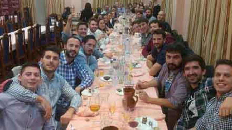 La plantilla del MMT Seguros y miembros del Balonmano Zamora en la cena de equipo.