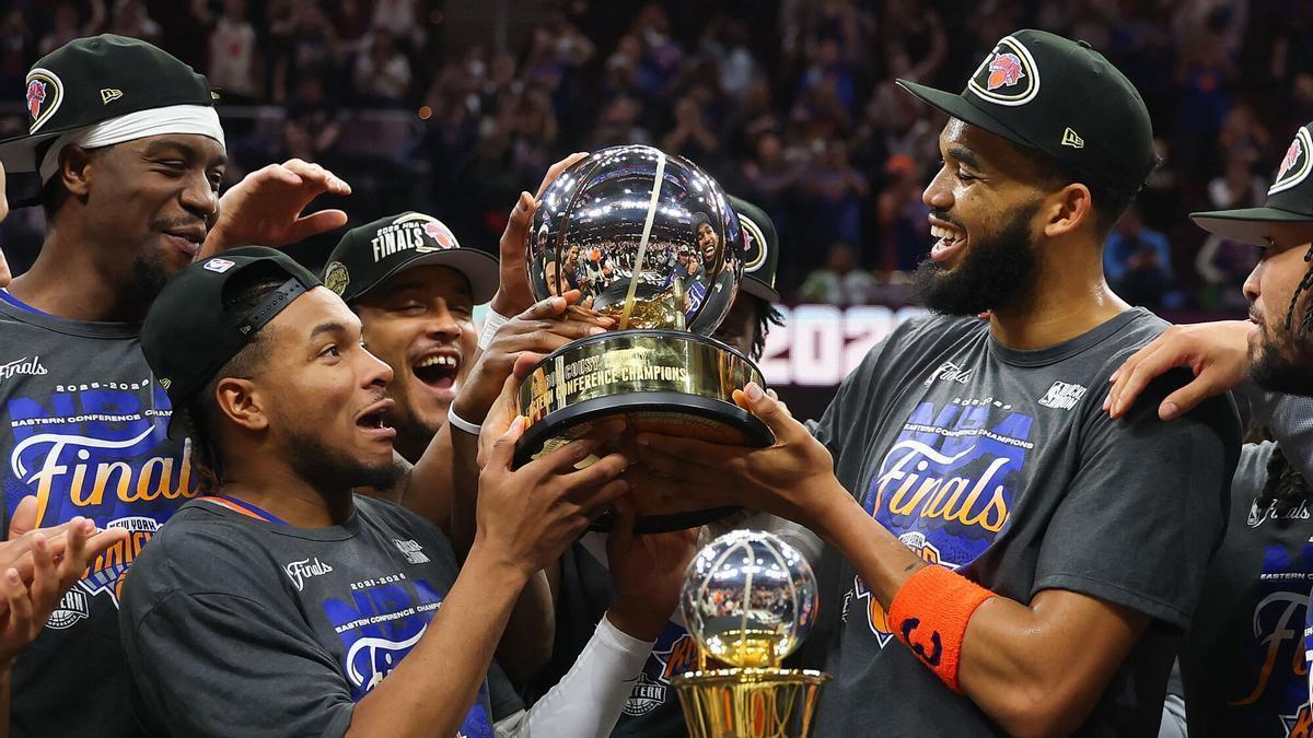 Karl-Anthony Towns y Miles McBride levantan el trofeo que les acredita como campeones del Este.