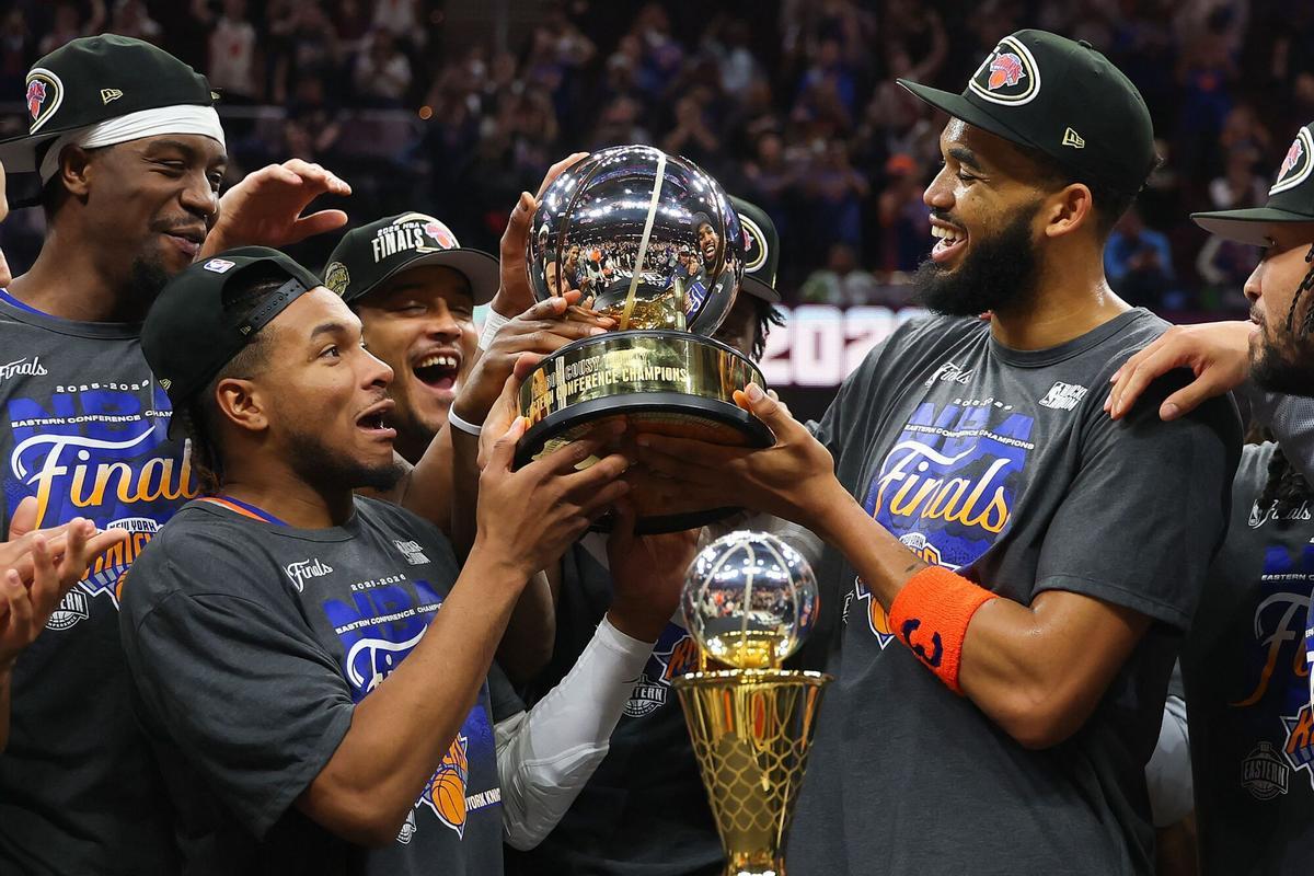 CLEVELAND, OHIO - MAY 25: Karl-Anthony Towns #32 and Miles McBride #2 of the New York Knicks celebrate with the Bob Cousy Trophy after defeating the Cleveland Cavaliers 130-93 in Game Four of the NBA Eastern Conference Finals at Rocket Arena on May 25, 2026 in Cleveland, Ohio. NOTE TO USER: User expressly acknowledges and agrees that, by downloading and or using this photograph, User is consenting to the terms and conditions of the Getty Images License Agreement. Gregory Shamus/Getty Images/AFP (Photo by Gregory Shamus / GETTY IMAGES NORTH AMERICA / Getty Images via AFP). NOTE TO USER: User expressly acknowledges and agrees that, by downloading and or using this photograph, User is consenting to the terms and conditions of the Getty Images License Agreement