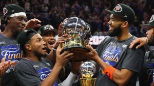 CLEVELAND, OHIO - MAY 25: Karl-Anthony Towns #32 and Miles McBride #2 of the New York Knicks celebrate with the Bob Cousy Trophy after defeating the Cleveland Cavaliers 130-93 in Game Four of the NBA Eastern Conference Finals at Rocket Arena on May 25, 2026 in Cleveland, Ohio. NOTE TO USER: User expressly acknowledges and agrees that, by downloading and or using this photograph, User is consenting to the terms and conditions of the Getty Images License Agreement. Gregory Shamus/Getty Images/AFP (Photo by Gregory Shamus / GETTY IMAGES NORTH AMERICA / Getty Images via AFP). NOTE TO USER: User expressly acknowledges and agrees that, by downloading and or using this photograph, User is consenting to the terms and conditions of the Getty Images License Agreement