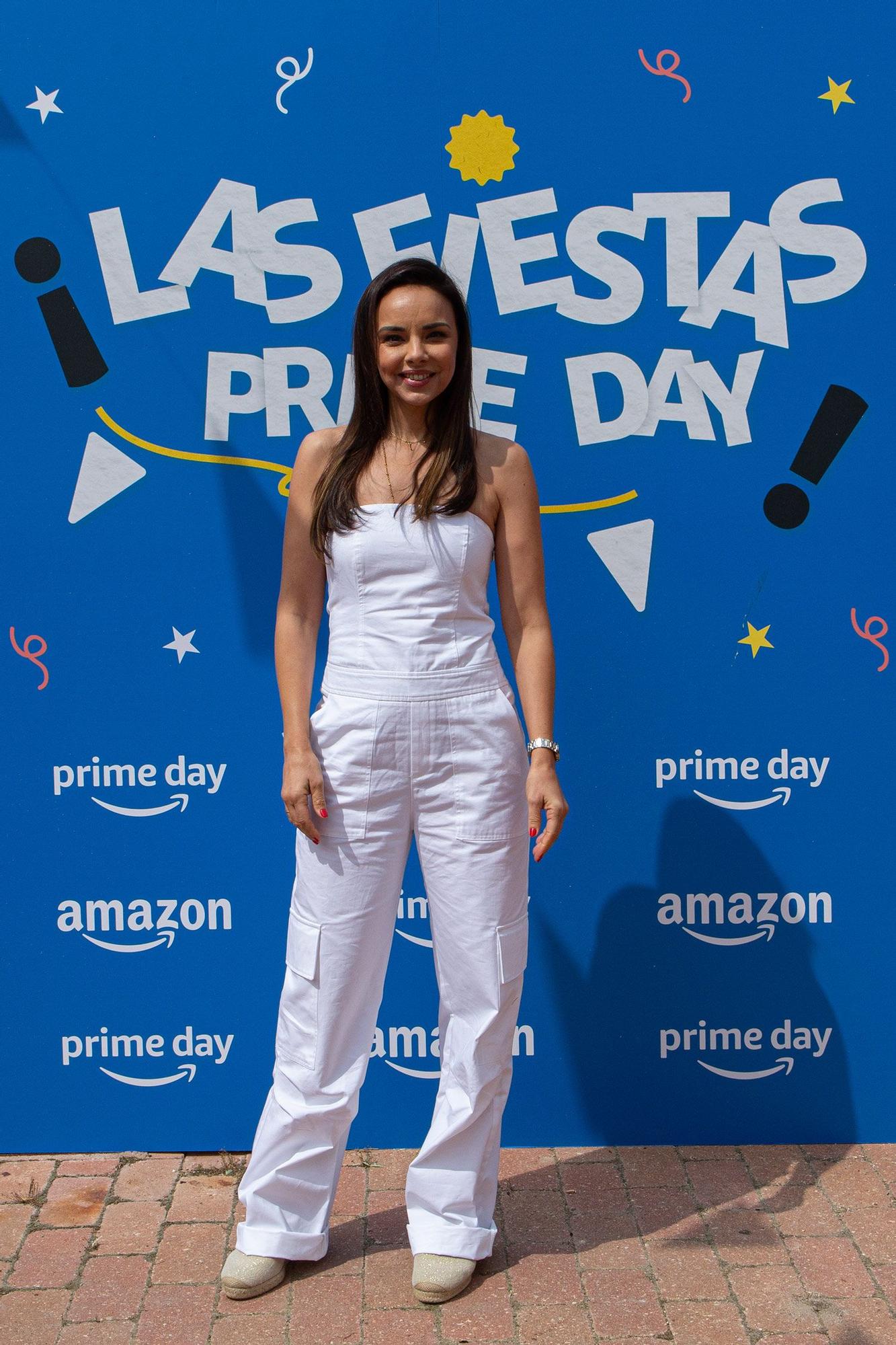 Chenoa, pregonera de las Fiestas de Amazon Prime Day con mono blanco