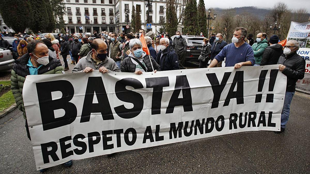 Arrancan las protestas en Asturias. Tal y como estaba previsto, ayer comenzó en Asturias un calendario de movilizaciones contra la decisión del Ministerio para la Transición Ecológica de prohibir la caza del lobo. La próxima semana las protestas se trasladan a Castilla y León, mientras que el día 9 la cita, organizada por Unións Agrarias, será ante la delegación del Gobierno en A Coruña. La convocatoria está abierta a todas las formaciones sindicales. | ÁNGEL GONZÁLEZ/LNE