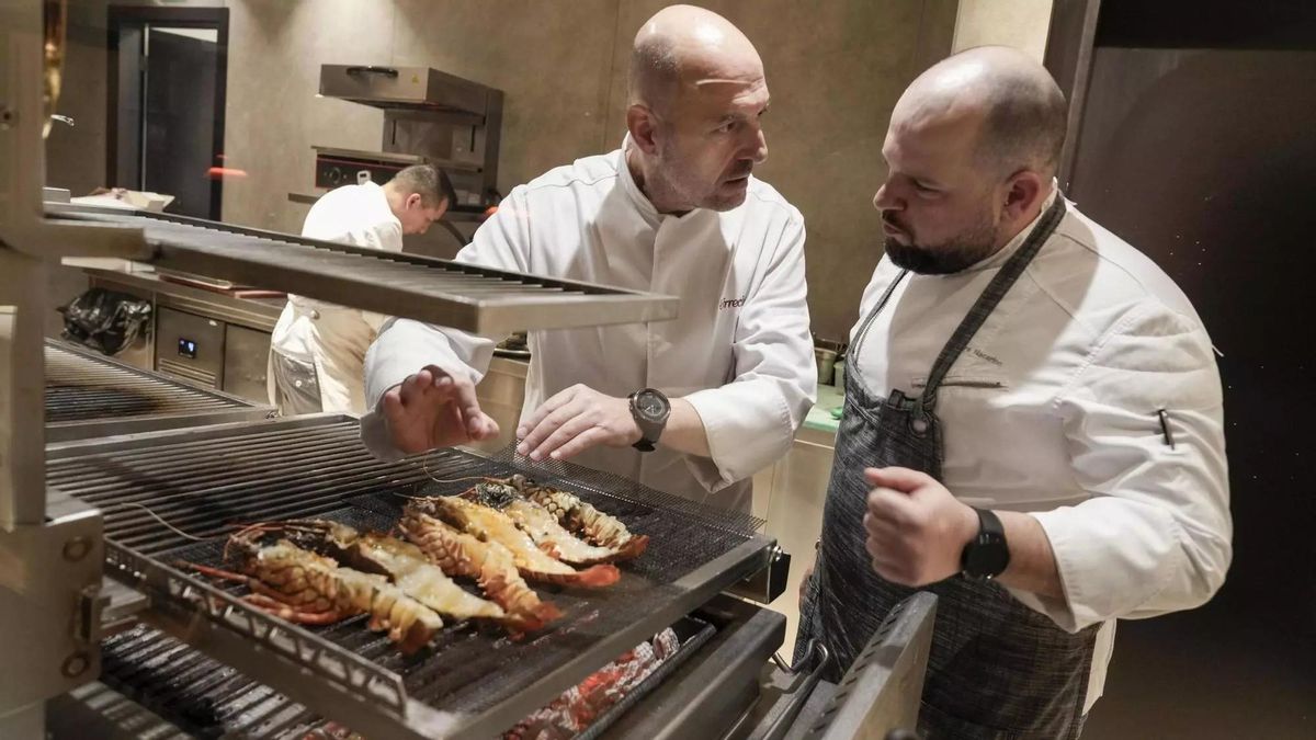 Íñigo Urrechu y Pere Nacarino, en la parrilla de pescados de Erre & Urrechu Barcelona.