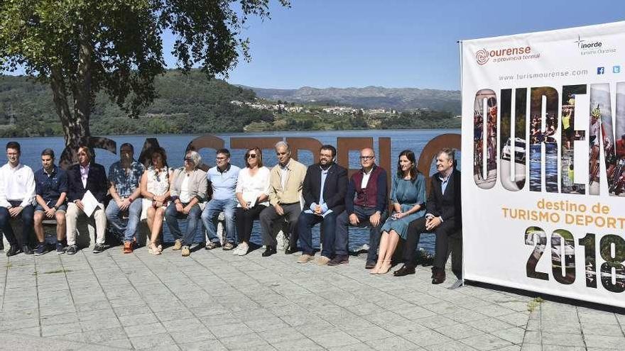 Autoridades asistentes a la presentación, ayer en Castrelo de Miño. // FdV