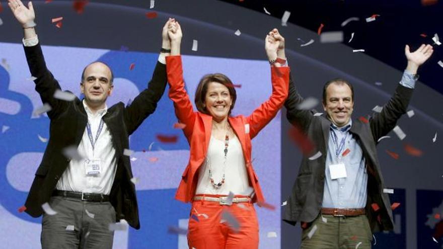 La nueva presidenta de UPN, Yolanda Barcina, acompañada por el nuevo vicepresidente Alberto Catalán (i) y el secretario general Carlos García Adanero (d), saludan a los afiliados y simpatizantes tras ser elegida como máxima dirigente con el 89 % de los votos, durante la celebración del VIII Congreso del partido regionalista marcado por la despedida de Miguel Sanz tras doce años al frente de la organización. EFE/Villar López