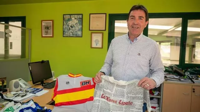 Manuel Jorge Domínguez, el último líder asturiano de la Vuelta Asturias teje el maillot de su sucesor: "Fue muy especial"