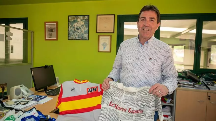 Manuel Jorge Domínguez, el último líder asturiano de la Vuelta Asturias teje el maillot de su sucesor: "Fue muy especial"