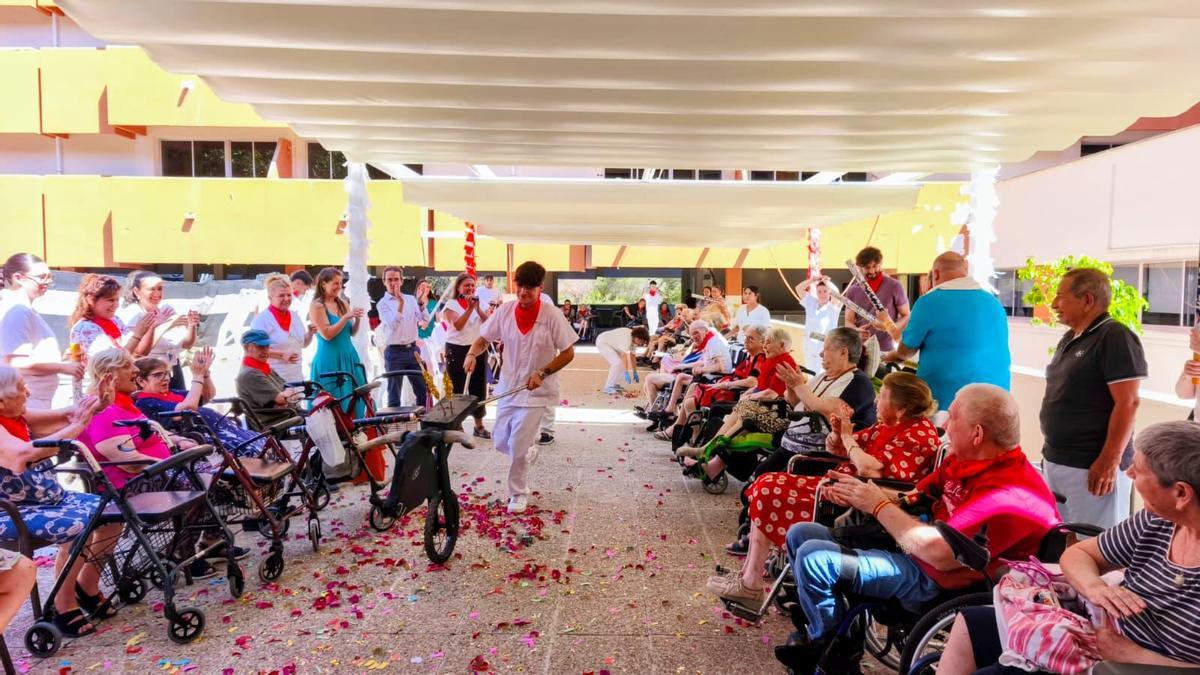 FOTOS |  Residentes de La Bonanova celebran San Fermín en compañía