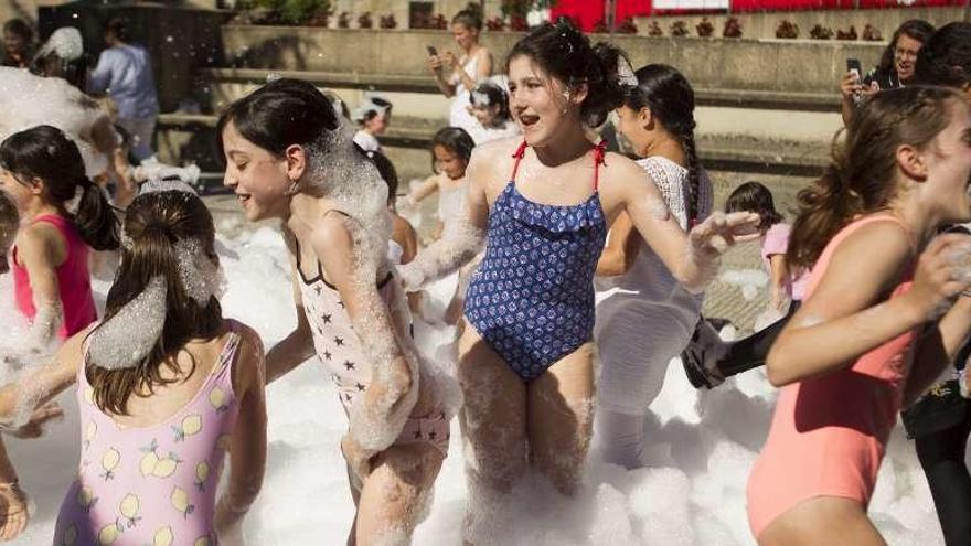 Niños disfrutan en la fiesta de la espuma en una jornada de altas temperaturas. // Bernabé/Ana Agra