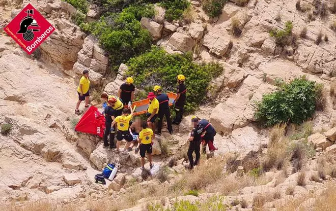 El rescate un bañista tras desvanecerse en la Cala de la Almadrava, en imágenes