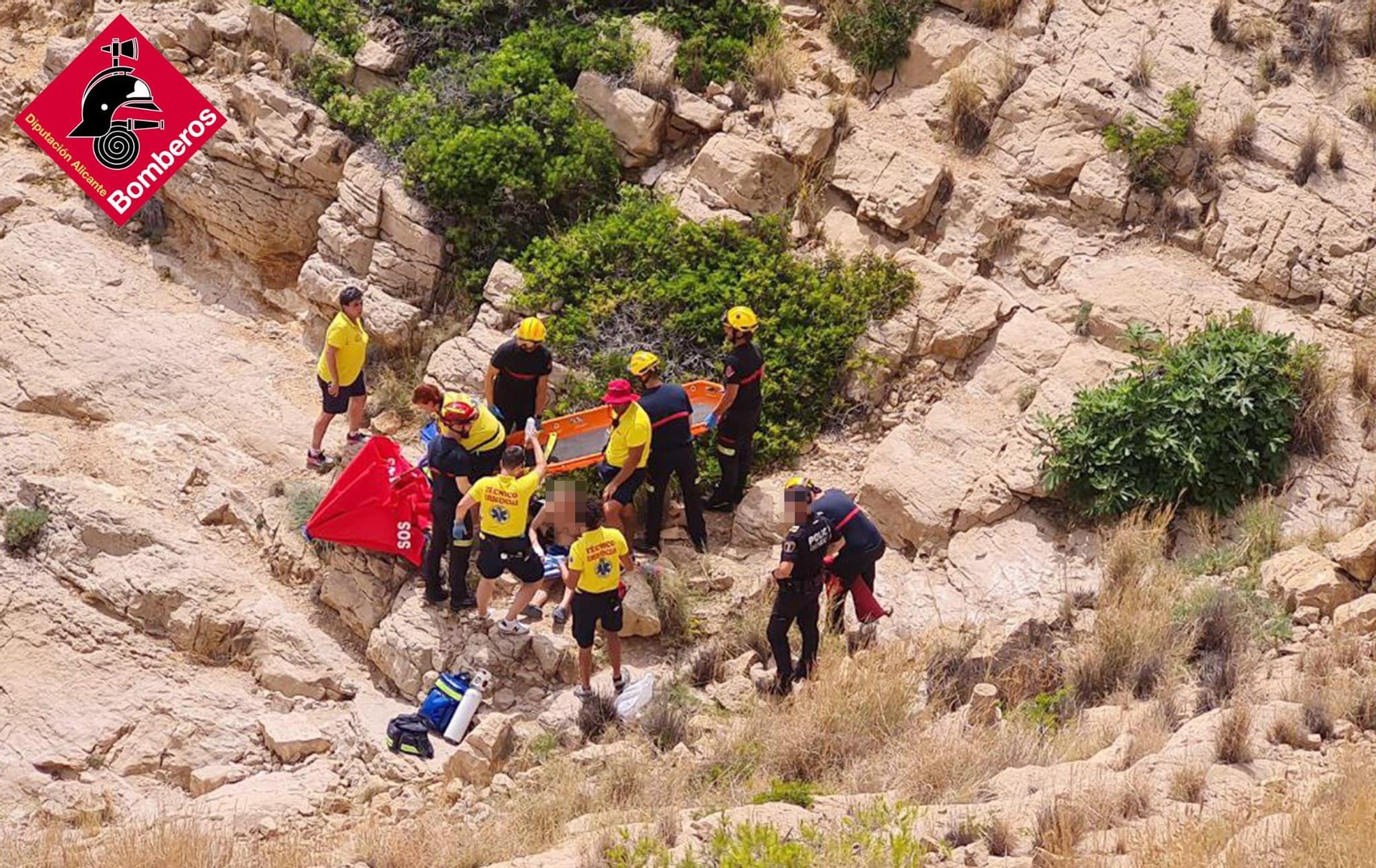 El rescate un bañista tras desvanecerse en la Cala de la Almadrava, en imágenes