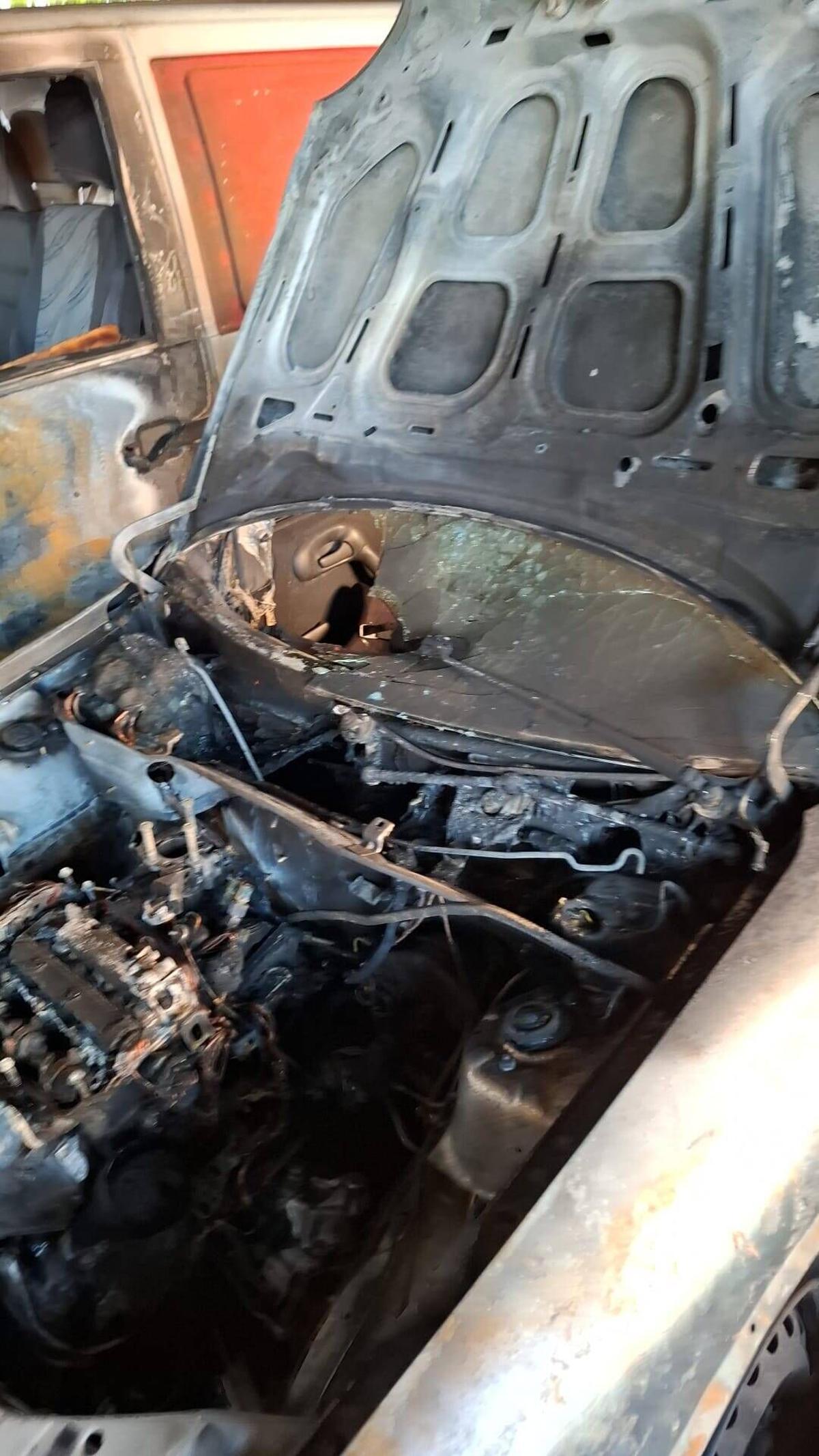 Girona carrer Cassià Costal - Josep Maria Gironella incendi vehicles un cotxe i una furgoneta provocat intencionat Policia Municipal busca el piròman