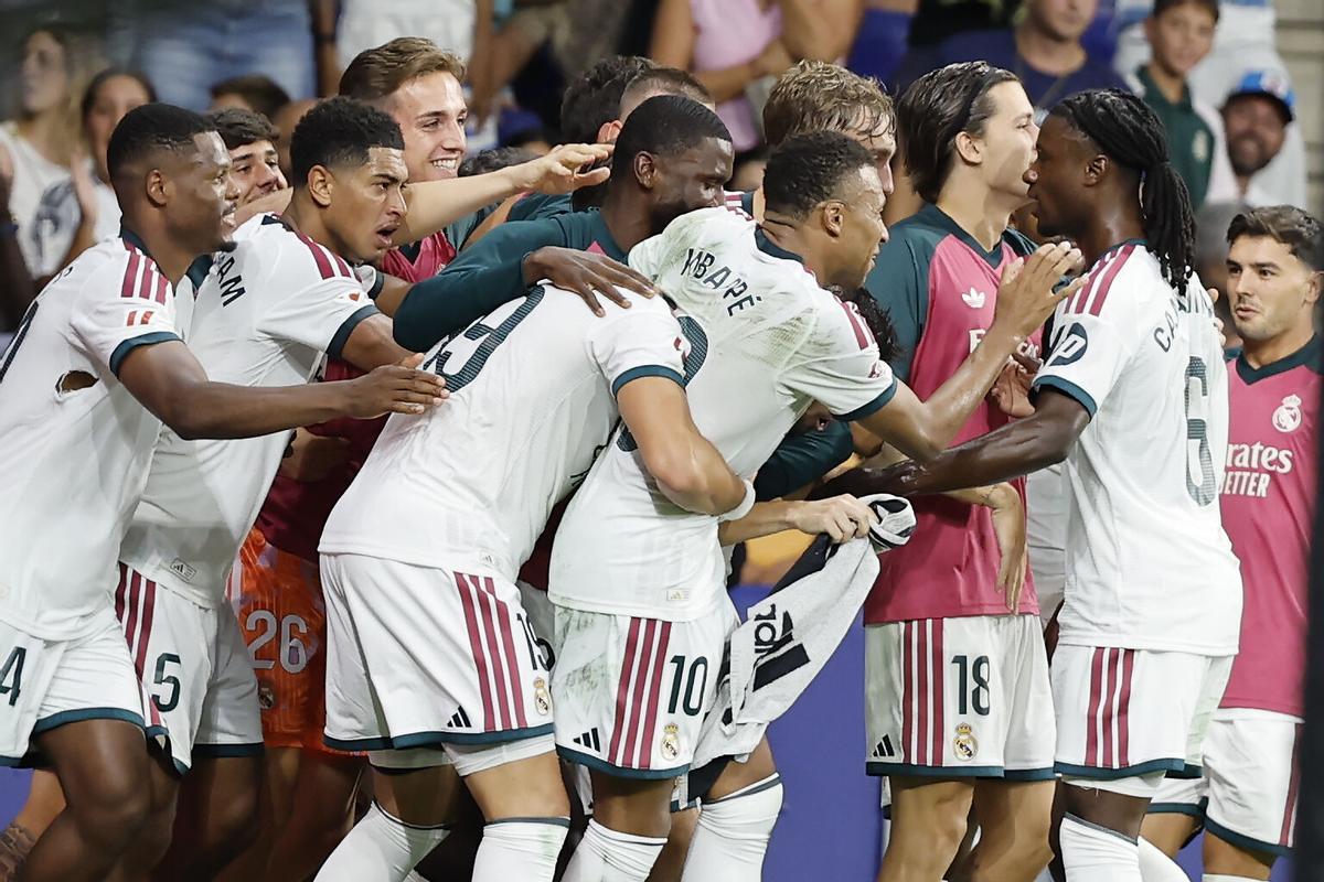 Los jugadores del Real Madrid celebran el decisivo gol de Espí contra el Espanyol.