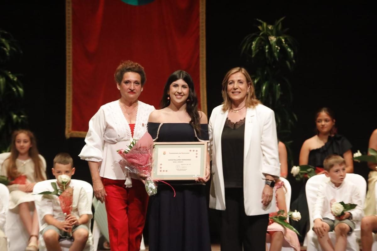 La reina de las fiestas, Lucía Pallarés (c), junto a la alcaldesa, Susana Marqués (d) y la concejala de Fiestas, Elena Llobell.