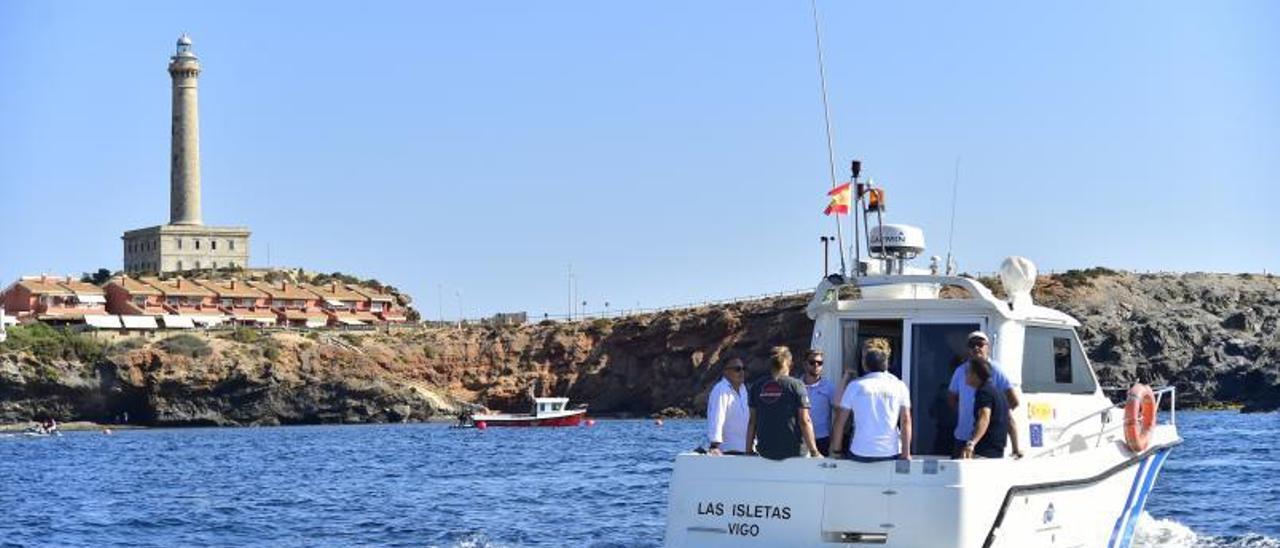 El consejero Antonio Luengo, durante su visita a la reserva marina de Cabo de Palos e Islas Hormigas, ayer.. | IVÁN J. URQUÍZAR