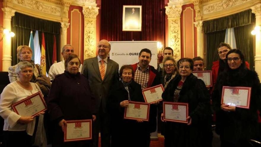 Explicaciones tras premiar a los mejores belenes públicos  |  El alcalde, Agustín Fernández, y la concejala Ana Garrido, ofrecieron explicaciones sobre los fallos de la cabalgata en el acto de entrega de premios del XIX concurso de belenes públicos. América Vázquez Barreiro fue la ganadora seguida de la Residencia Nosa Señora da Esperanza y Elisa Seijo. El CPR Divino Maestro se llevó el premio en la categoría infantil. Recibieron accésit la Escola de Formación Primaria Santo Cristo, el Colexio Carmelitas, las residencias Santa Marta y As Flores, la AAVV San Miguel de Canedo y Francisca Isabel Torres Santisteban. Jesús Regal