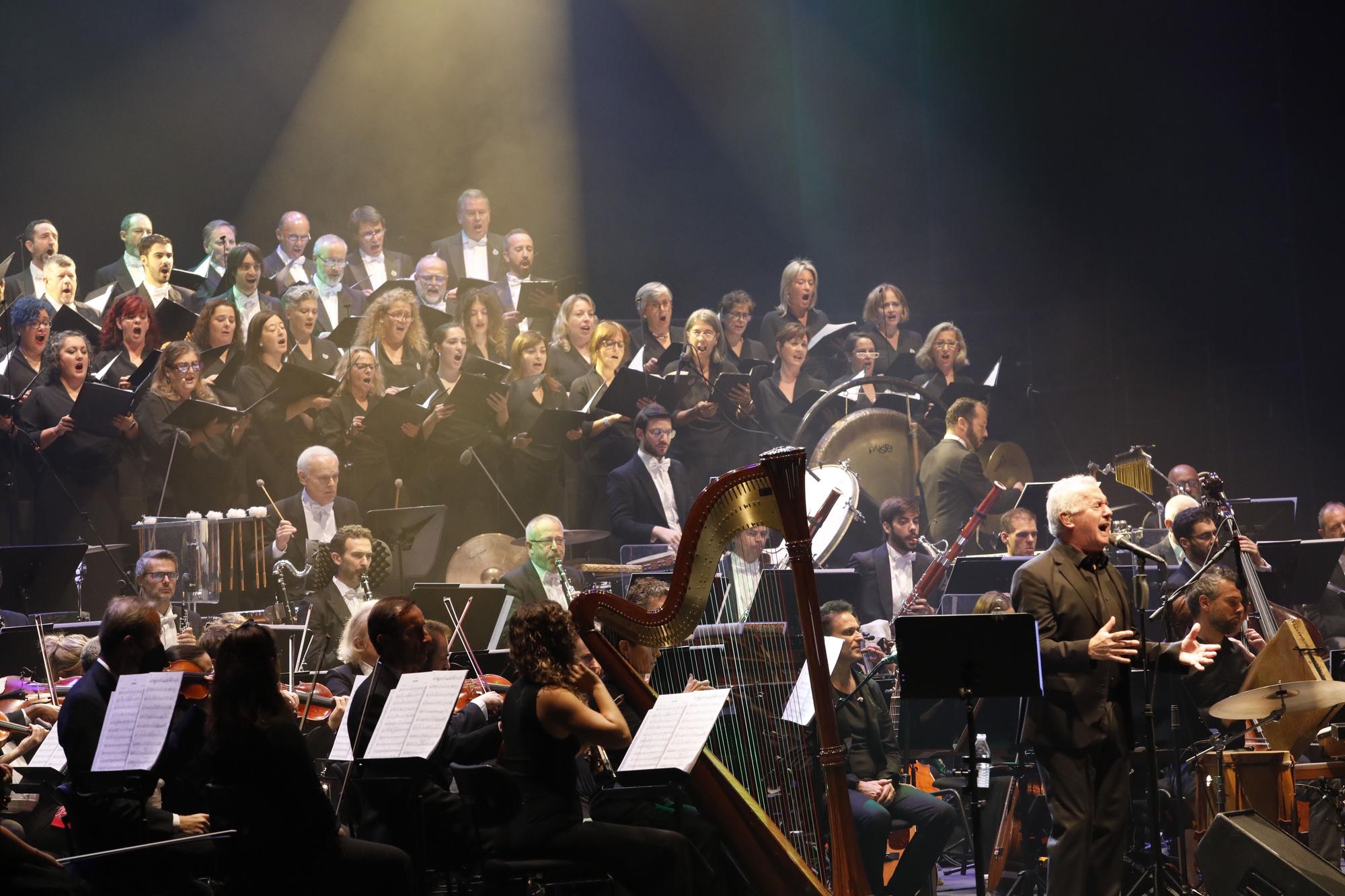 EN IMÁGENES: Así fue el tercer concierto de Víctor Manuel en la Laboral con la OSPA y el Coro de la Fundación Princesa de Asturias