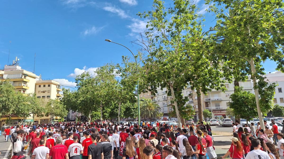 El cortejo de aficionados del Sevilla van de camino al Benito Villamarín