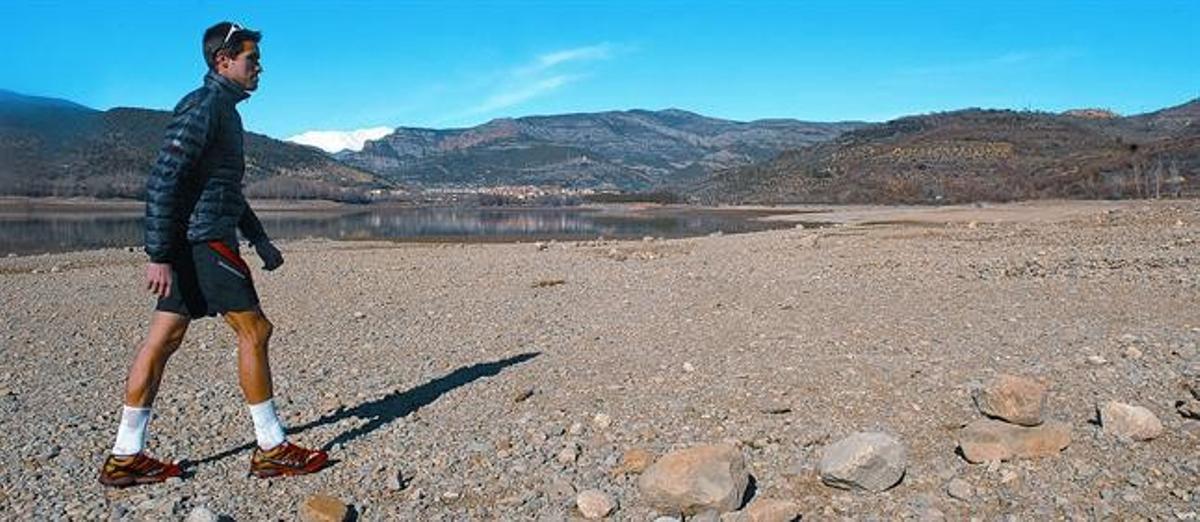Eugeni Roselló passeja pel llac de Sant Antoni, amb la Pobla de Segur al fons, ahir. Eugeni Roselló passeja pel llac de Sant Antoni, amb la Pobla de Segur al fons, ahir.