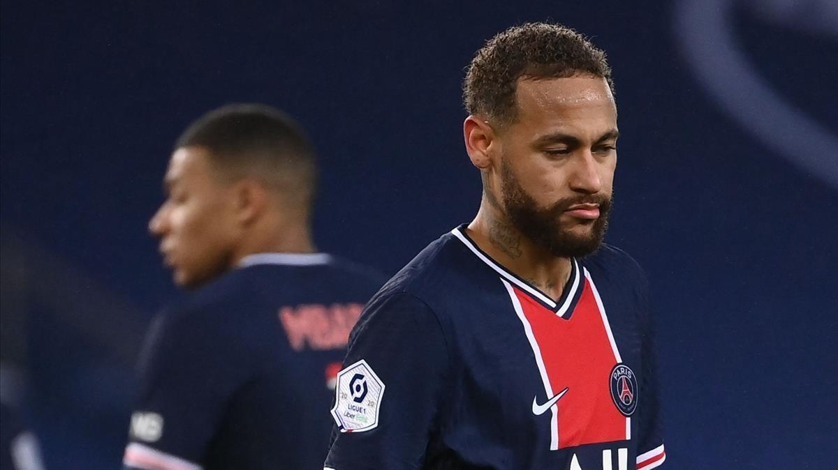 Neymar, durante el partido del PSG ante el Olympique de Lyon, este domingo, antes de lesionarse. 