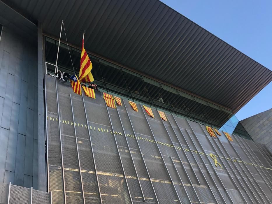 Els CDR retiren la bandera espanyola de la seu de la Generalitat a Girona