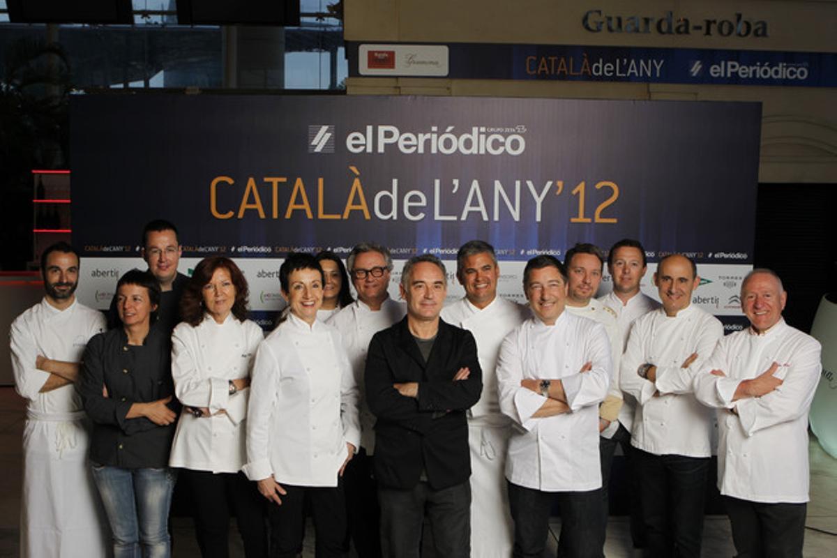 Carme Ruscalleda, Ferran Adrià y Joan Roca, en el centro, capitanearon al equipo de cocineros que, como cada año, mediante el trabajo de equipo, ofreció una cena espectacular en el TNC.