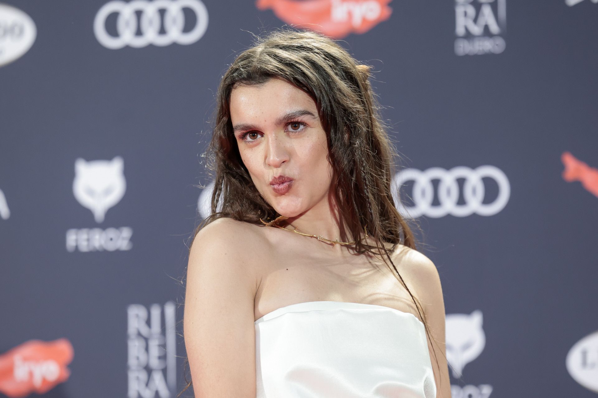 Amaia en los Premios Feroz 2024 con vestido de novia.