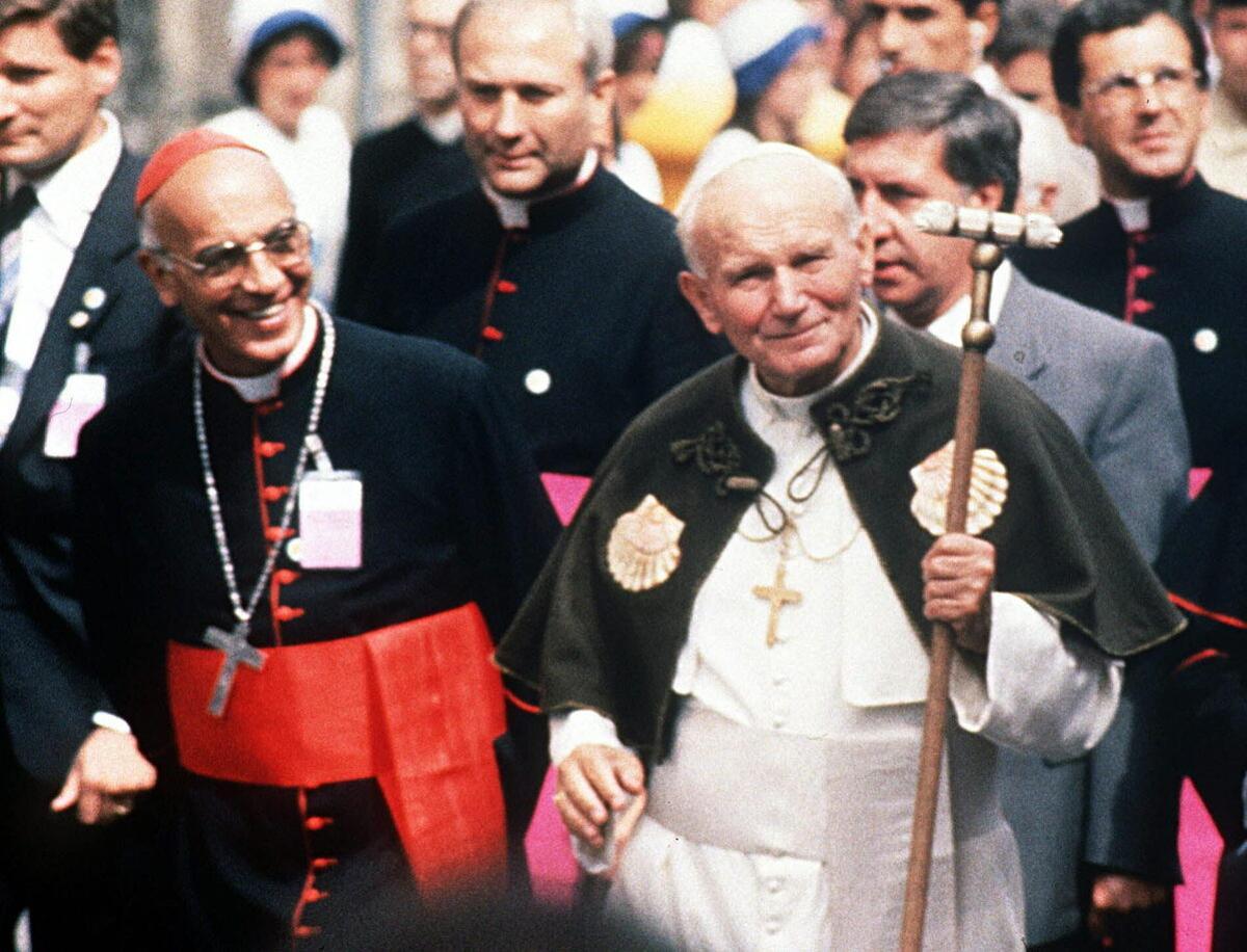 Juan Pablo II, con capa de peregrino, en una de sus visitas a Santiago