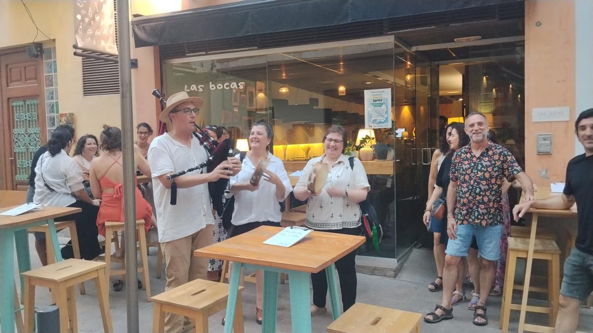 Gran ambiente en la calle de la Morería de Castelló.