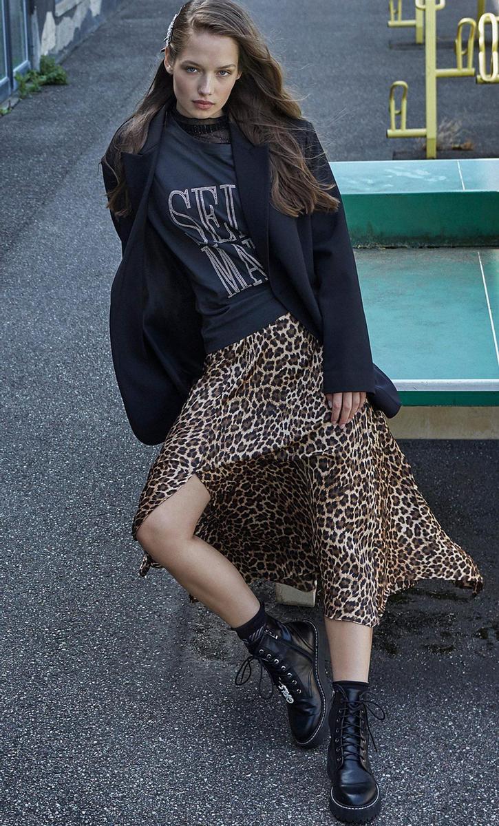 Look de Stradivarius con falda animal print y camiseta