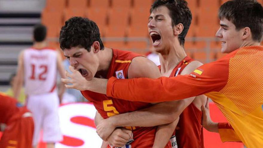 Oriol Pauli celebra la canasta del pase a la final en el Europeo sub 20. | fiba europa