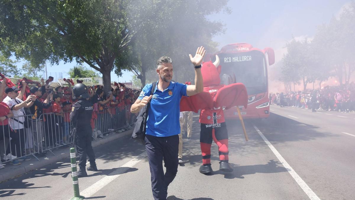Imagen de los aficionados del Mallorca recibiendo en Son Moix al equipo antes del partido contra el Villarreal