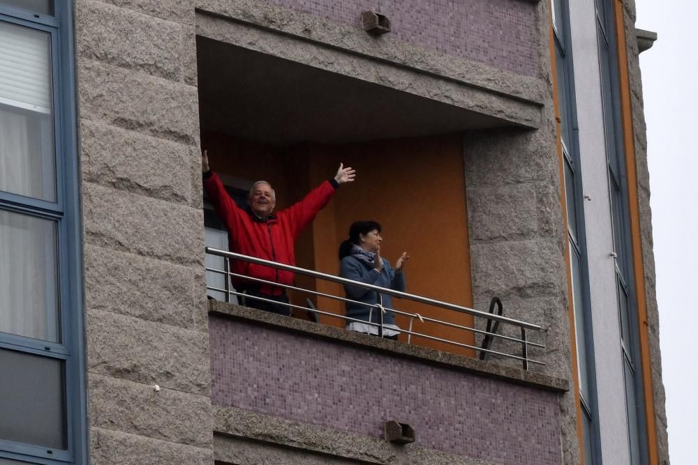 Vecinos unidos en la cuarentena por los aplausos en los balcones