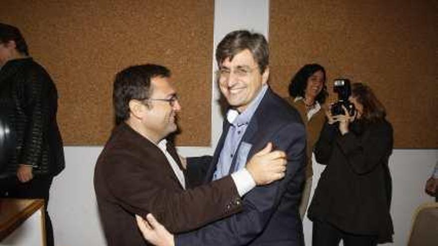 Miguel Ángel Heredia y José Aurelio Aguilar se abrazan antes de comenzar un congreso en enero.