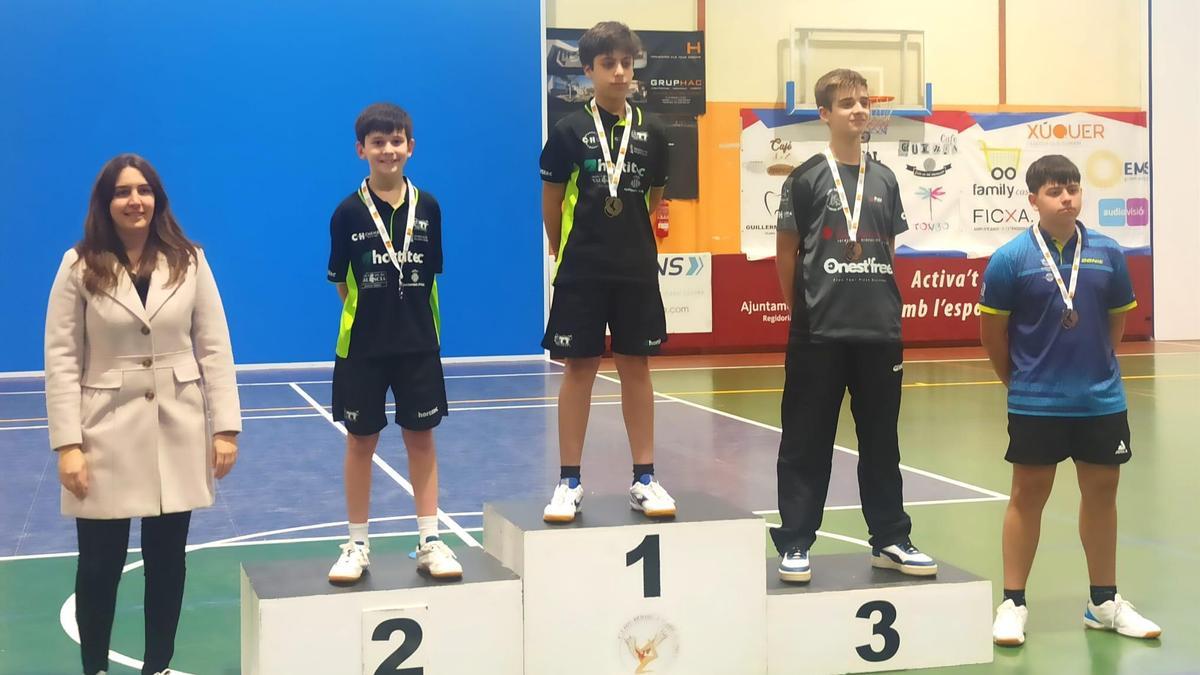 Ricard Ribelles, en el segundo puesto del podio de la Final Autonòmica de tenis de mesa.