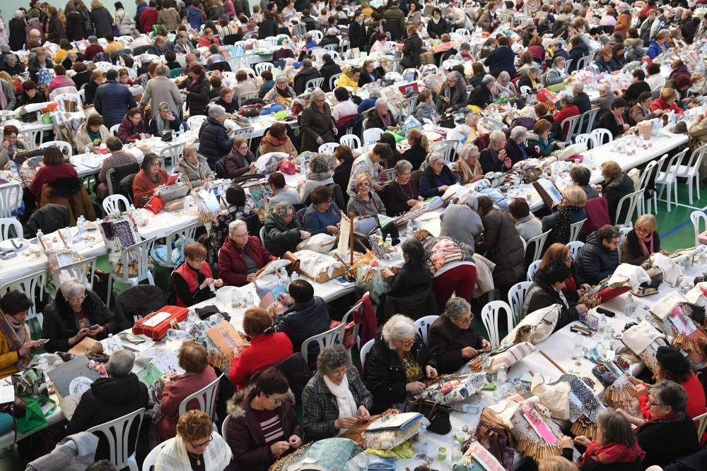 Casi un millar de aficionados a los bolillos, al patchwork y a las vainicas se desplegan en el frontón del Palacio de los Deportes de Riazor en el Encontro Multilabores, que cumple su 8ª edición.