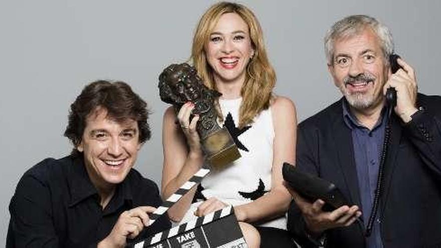 Los actores Javier Veiga, Marta Hazas y Carlos Sobera, en foto promocional de &quot;5 es acción&quot;. // Sergio Lardiez