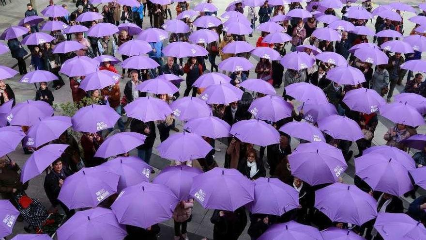 Concentración contra la violencia de género, con paraguas morados, en el mes de noviembre en Mieres.