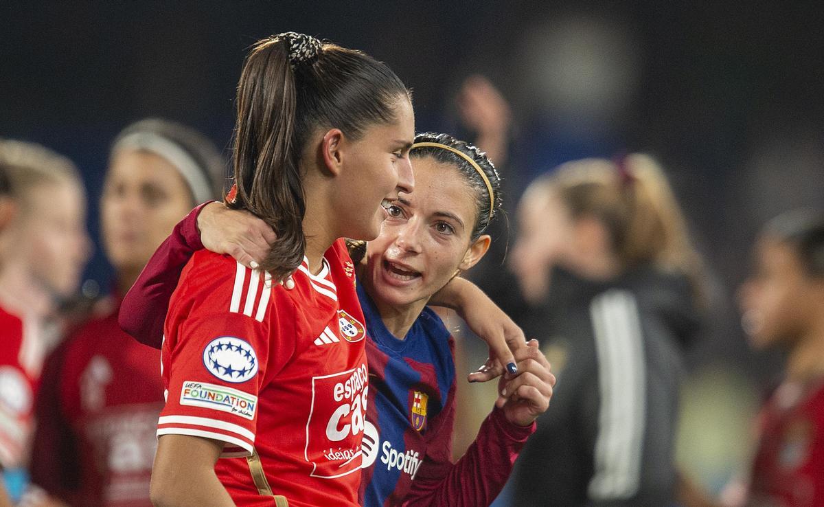 Aitana Bonmatí conversa con una de las rivales al finalizar el partido de champions league femenina entre el FC Barcelona y Benfica