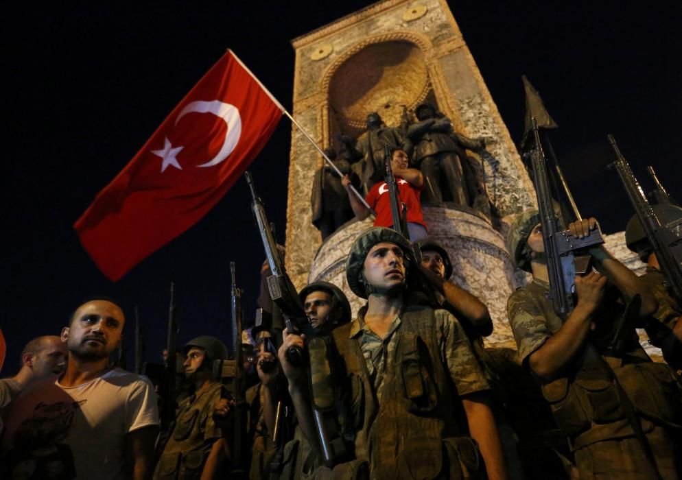 Manifestació davant el Monument a la República a la Plaça de Taksim a Istanbul,