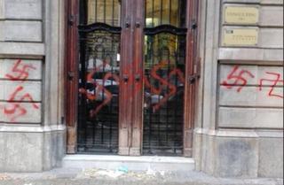 Unos desconocidos pintan esvásticas nazis en la fachada de la sede de Òmnium Cultural
