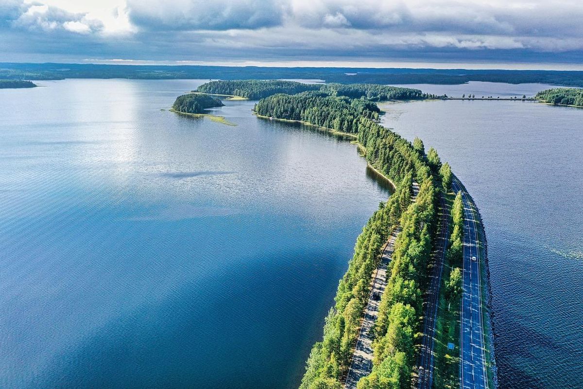 Paisatge que combina el bosc i aigua a Punkaharju