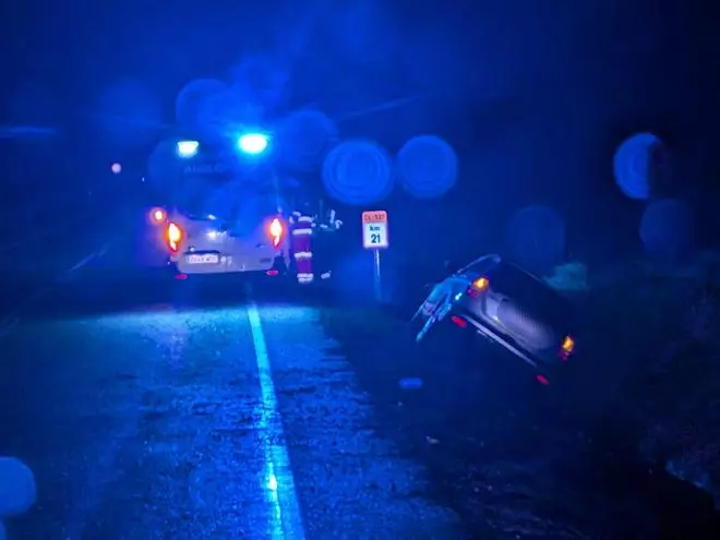 Accidente en Pereruela con dos personas atrapadas en su vehículo