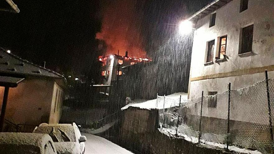 La vivienda incendiada, al fondo. | Cedida por Bomberos del SEPA