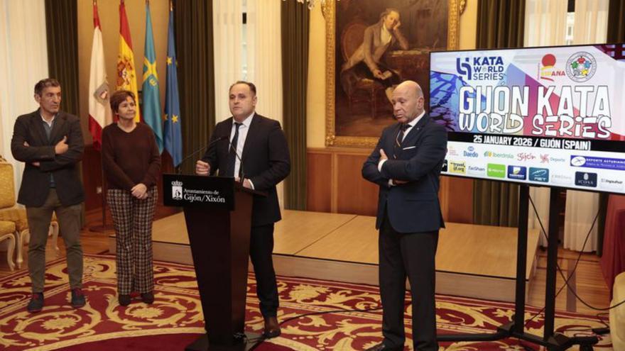 Por la izquierda, Jorge Pañeda, Carmen Moriyón, José Ramón Díaz Maseda y Víctor Valle, ayer en la presentación.  | JUAN PLAZA