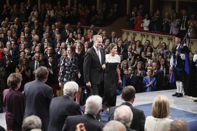 Los Reyes, Felipe VI y Letizia; la Princesa de Asturias Doña Leonor y la Infanta Doña Sofía, a su llegada a la 42ª edición de la entrega de los ‘Premios Princesa de Asturias 2022’, en el Teatro Campoamor