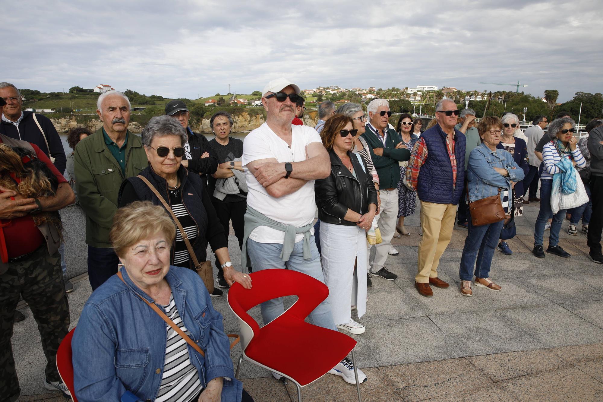 EN IMÁGENES:  Así fue el homenaje a los exiliados por la Guerra Civil y la posterior represión franquista organizado por los socialistas de Gijón junto a la estatua de "La Madre del Emigrante"