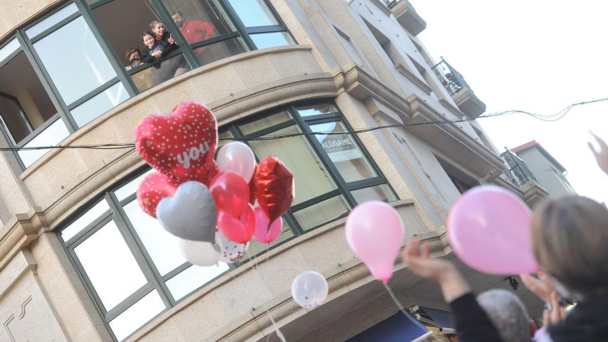 Carlota, con sus padres, saluda desde la ventana.   | // BERNABÉ/J.LALÍN