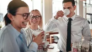 ¿Hay que recuperar la pausa del café en el trabajo? Lo que dice la ley sobre el descanso durante la jornada laboral